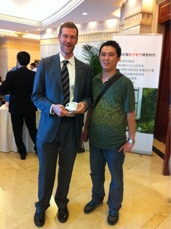 潤大世紀員工與環球資源首席運營官、執行總裁裴克為(Craig Pepples)在一起